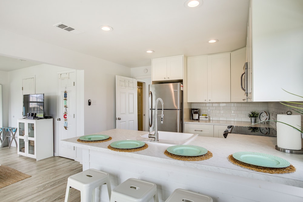 Walk to Beach: Updated Home w/ Deck in Galveston!