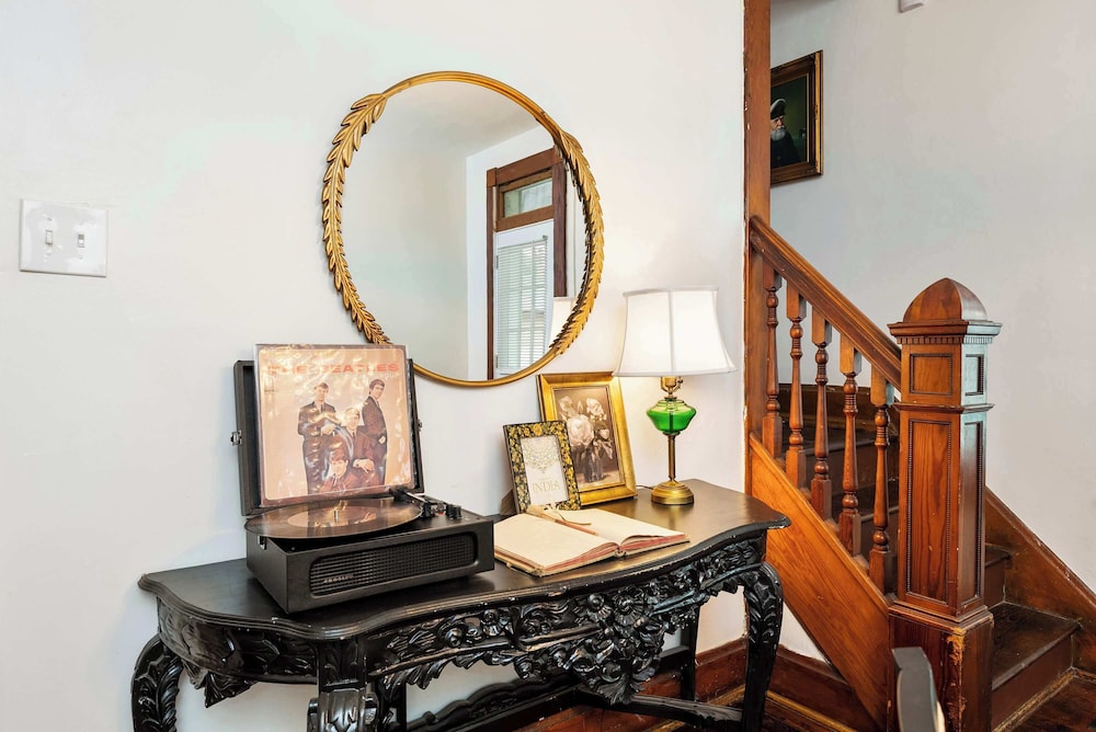 German Charm Suites Sleeps 8!