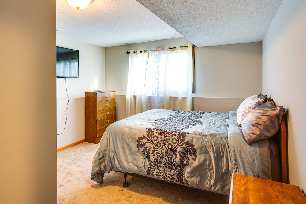 Spacious Family Home: 11 Mi to Dtwn Minneapolis!