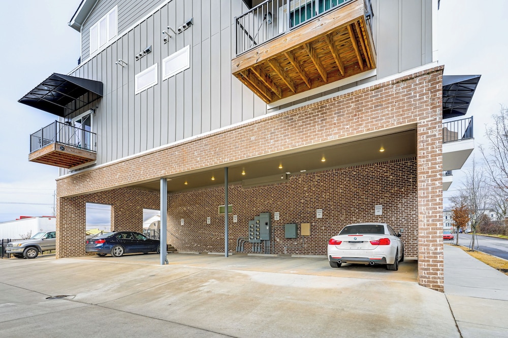 Balconies: Walkable Southside Chattanooga Condo!