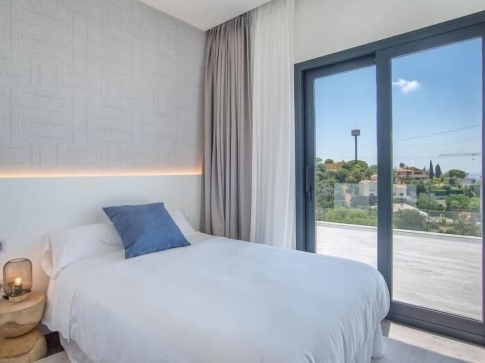 Sunrise Villa Marbella by Lodgerstrip