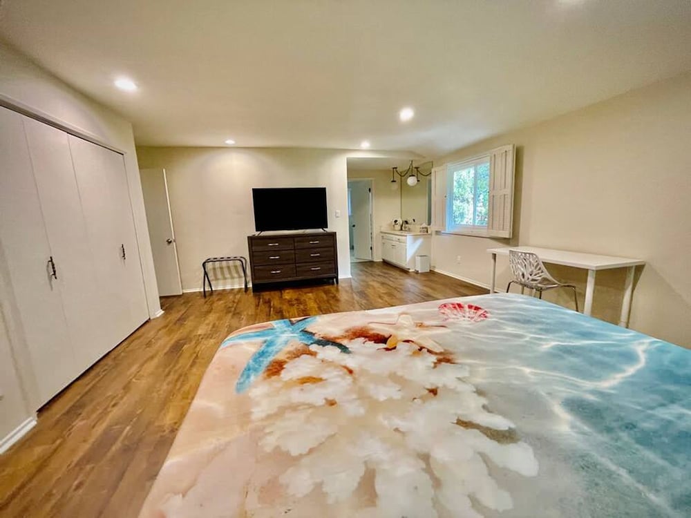 Pacific Dreams at Woodland Hills Distinguished 8 Br 6 5 BA Residence With Pool and Spa Sleeps 16