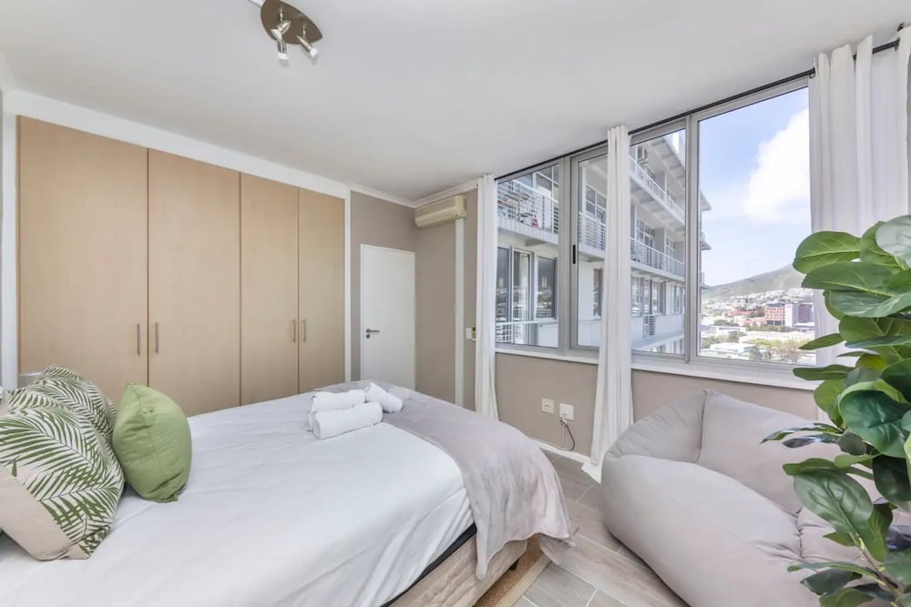 Picturesque 2BD Apartment With Table Mountain View view 2