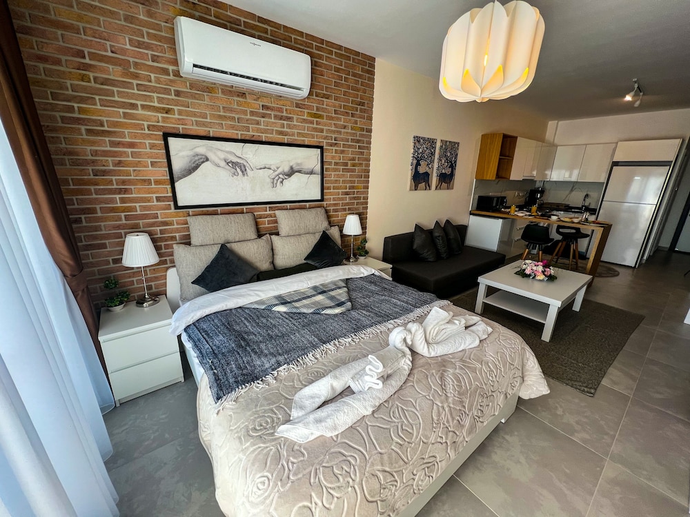 Isabella Pool Apartments
