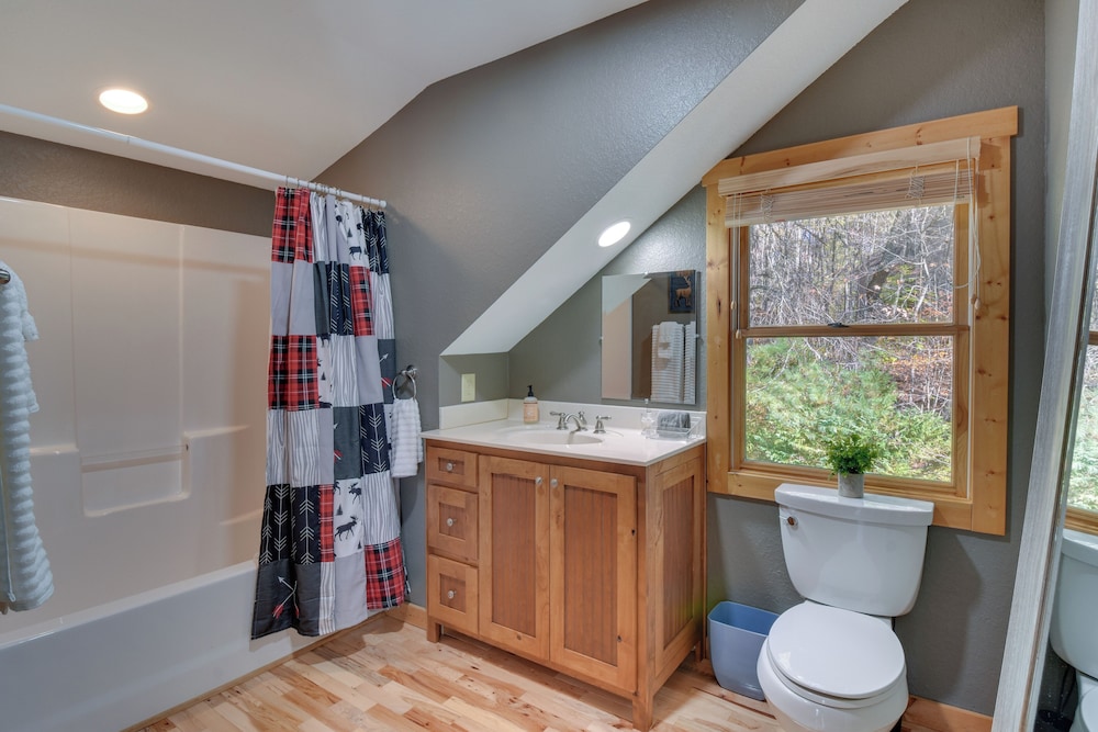 Fish, Hike & Swim: Lake Burton Retreat w/ Hot Tub!