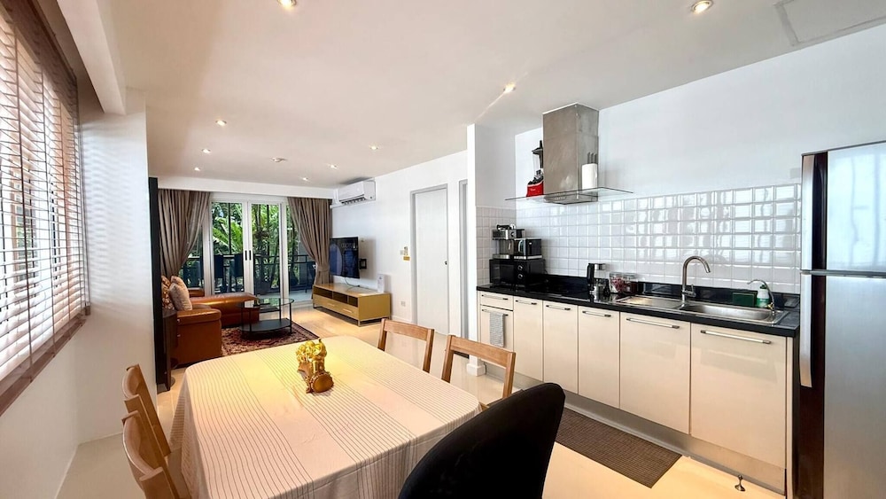 B11 Sunset Plaza Partial Seaview 1 Bedroom 1 Bathroom With Large Jaguzzi