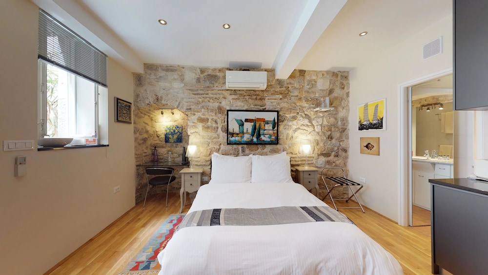 Riva and Diocletian Apartments
