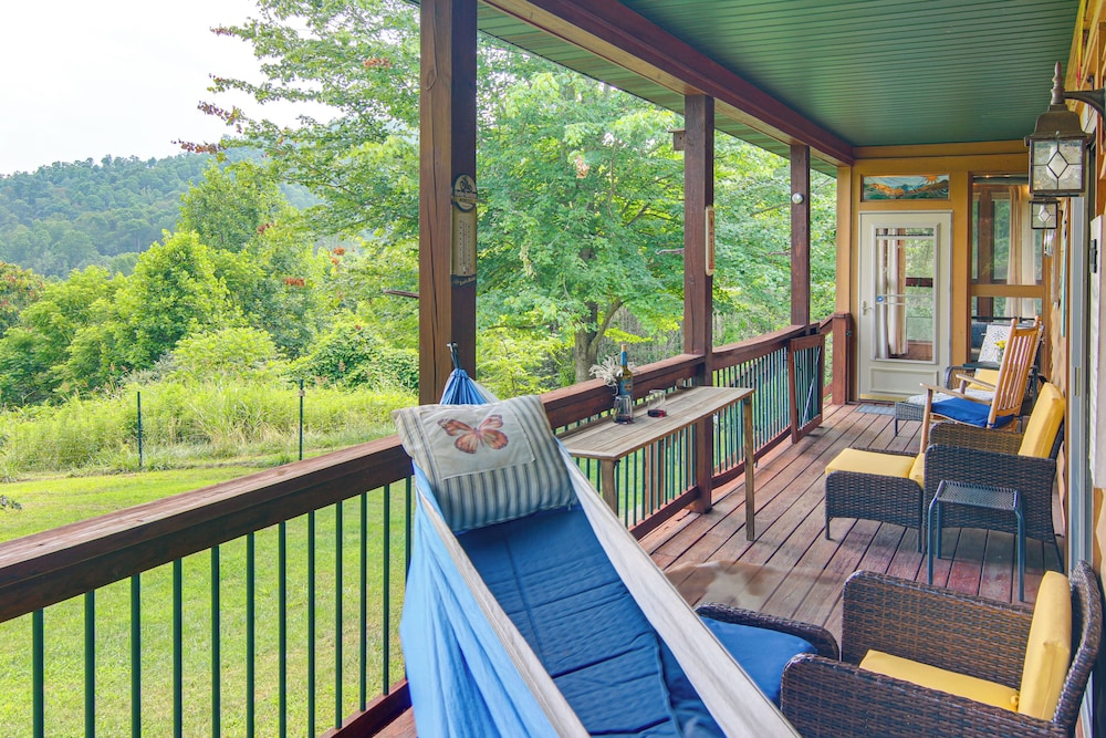 Wraparound Porch w/ Views: Blue Ridge Mtn Gem!