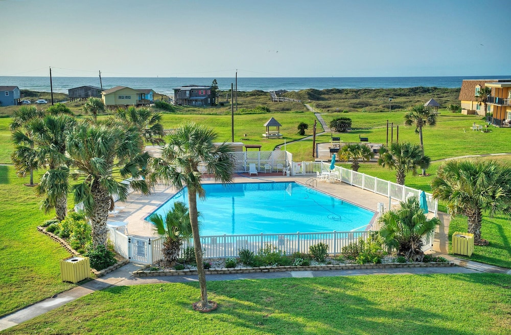2 Units Beachfront Complex w Pool Pickleball Beach Bliss Bleach Bungalow