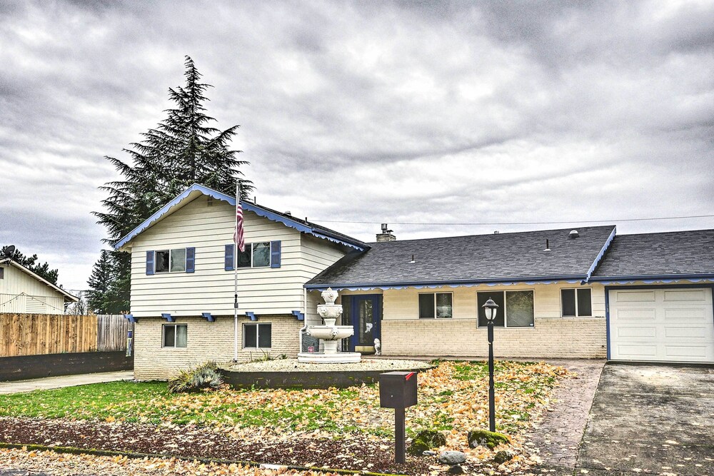 Vancouver Home w/ Hot Tub < 15 Mi to Portland! view 5