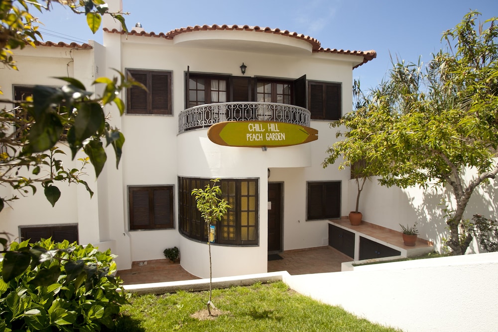 Ericeira Chill Hill Hostel & Private Rooms - Peach Garden