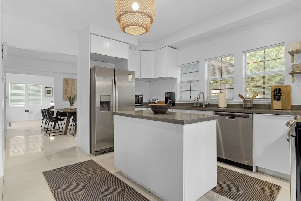 7BD Downtown Oasis Pool