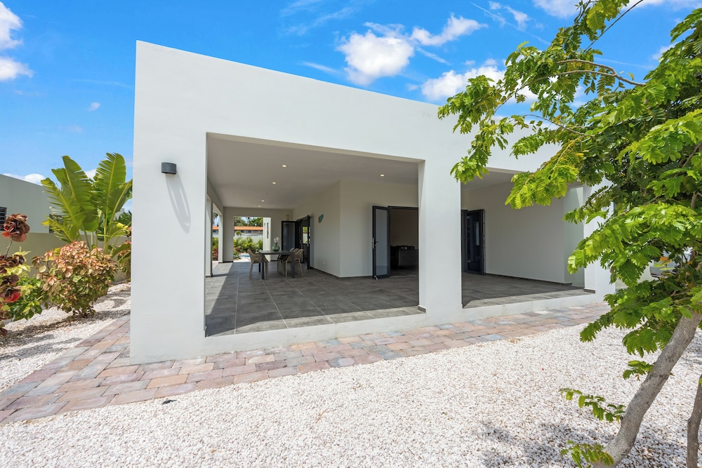 Villa Jasmijn with private pool, at Mambo Beach