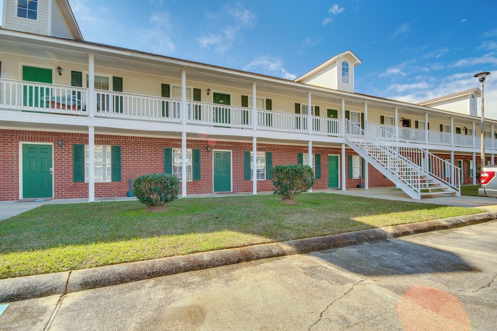 Community Grills & Pool: Gautier Condo!