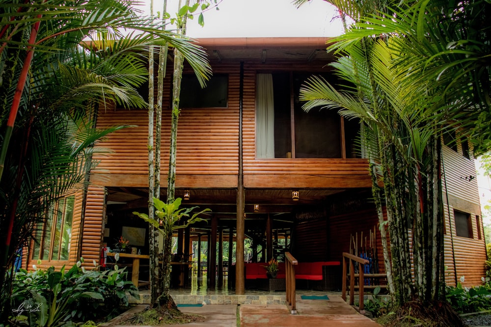 Macaw Lodge