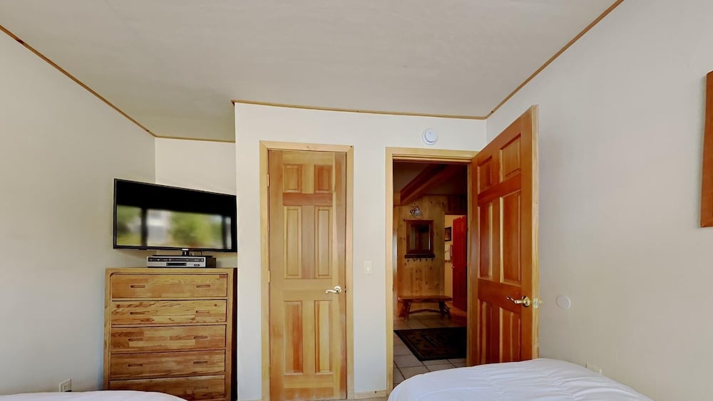 3 Outdoor Spas, Pool, Sauna and Free WiFi and Parking - Unit 531 at 1849 Condos - Slopeside by RedAwning