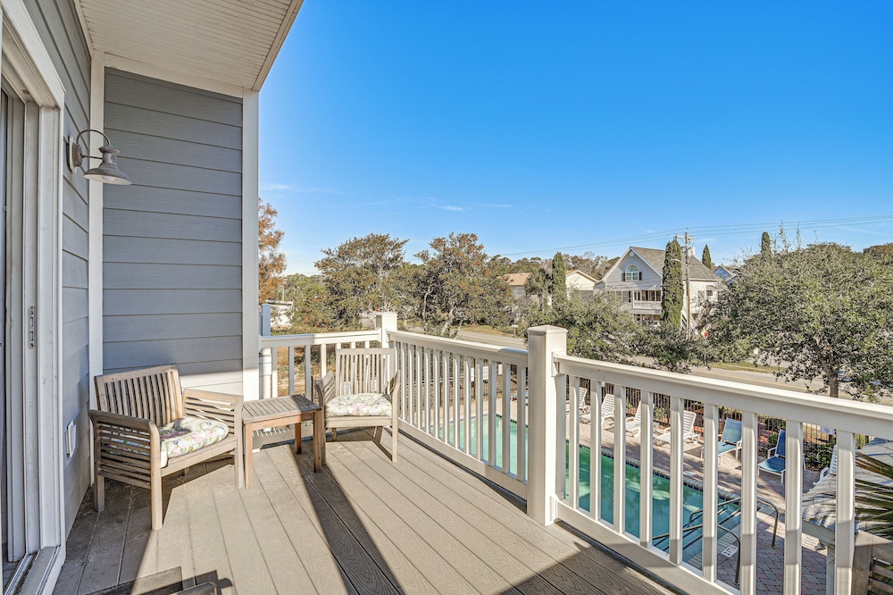 Walk to Shore: Myrtle Beach Home w/ Pool Access!