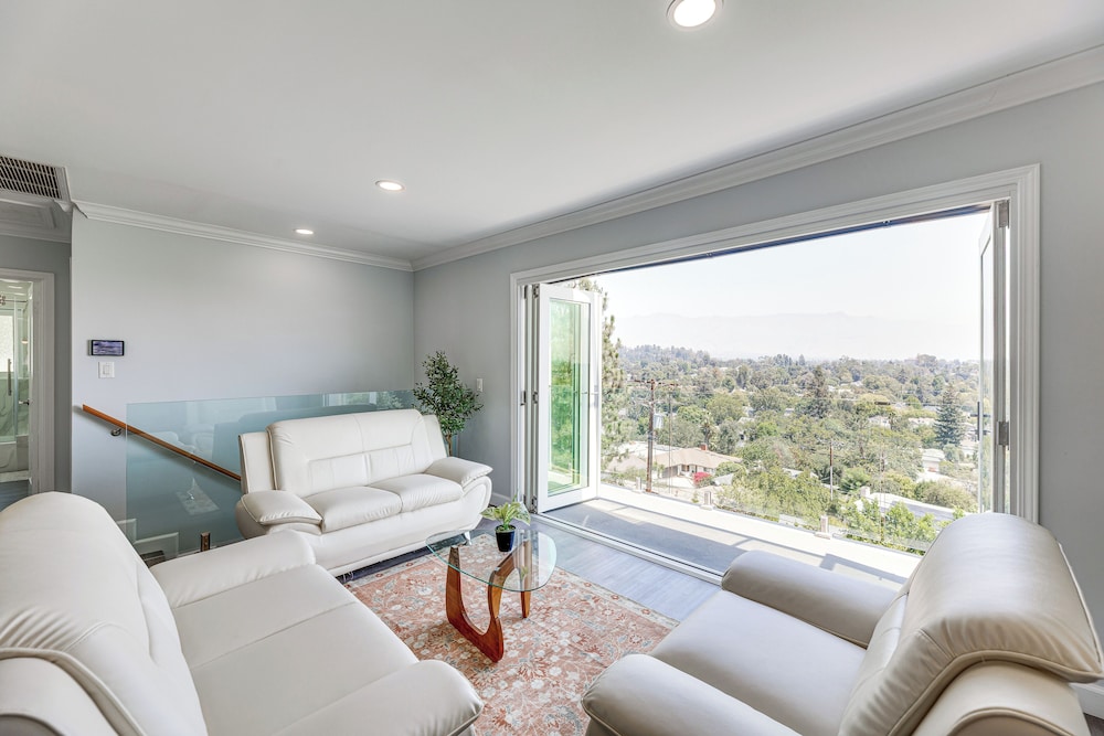 2 Mi to Rose Bowl Stadium: Mtn-view Gem w/ Patio