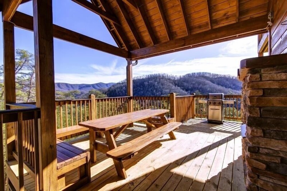 Country Cozy - 4 Bedrooms, 5 Baths, Sleeps 16 Home by RedAwning