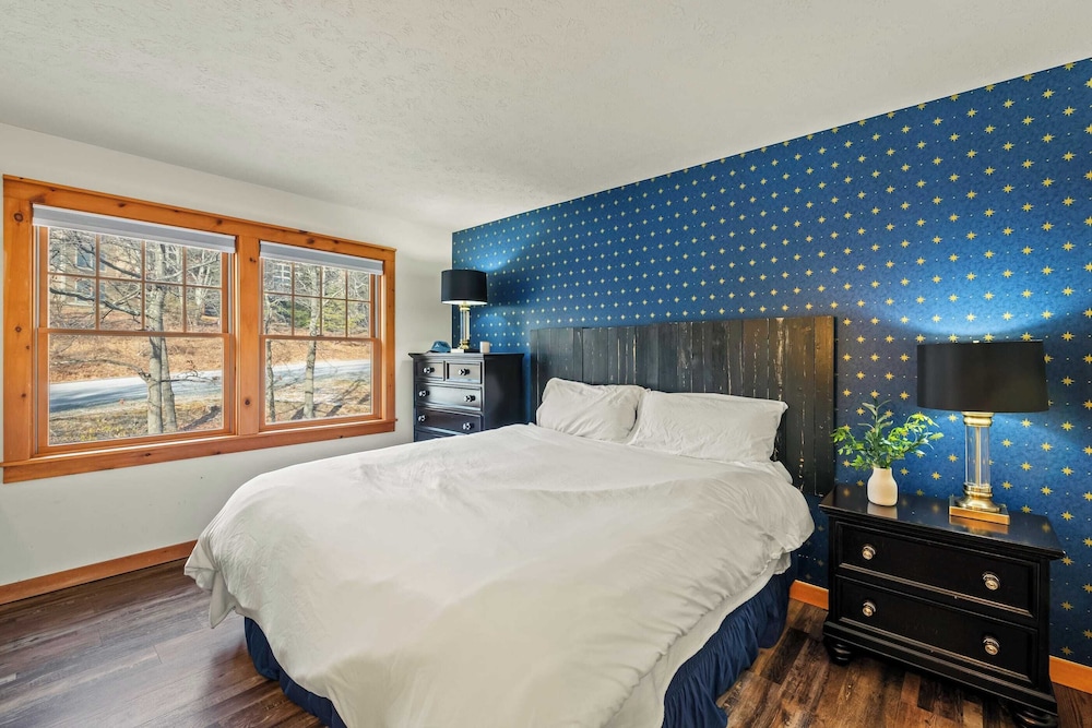 Mountain Escape With Game Room, Balcony & Stunning Views in the Poconos Christina