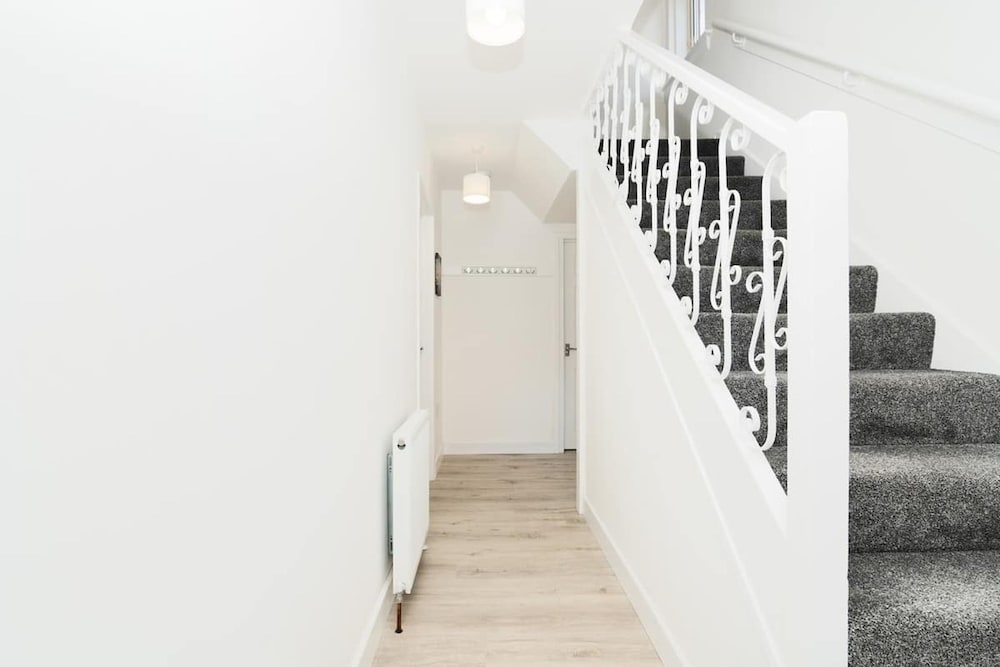 4 Bedrooms-2bath-free Parking