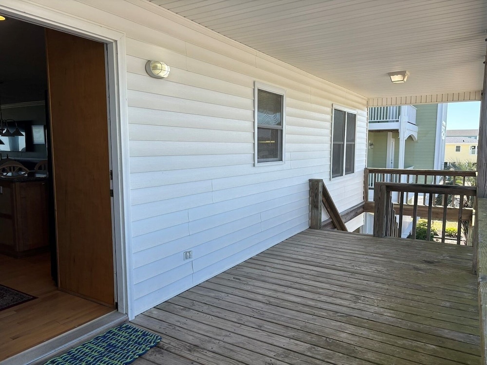 Clamelot 4 Bedroom Home by RedAwning
