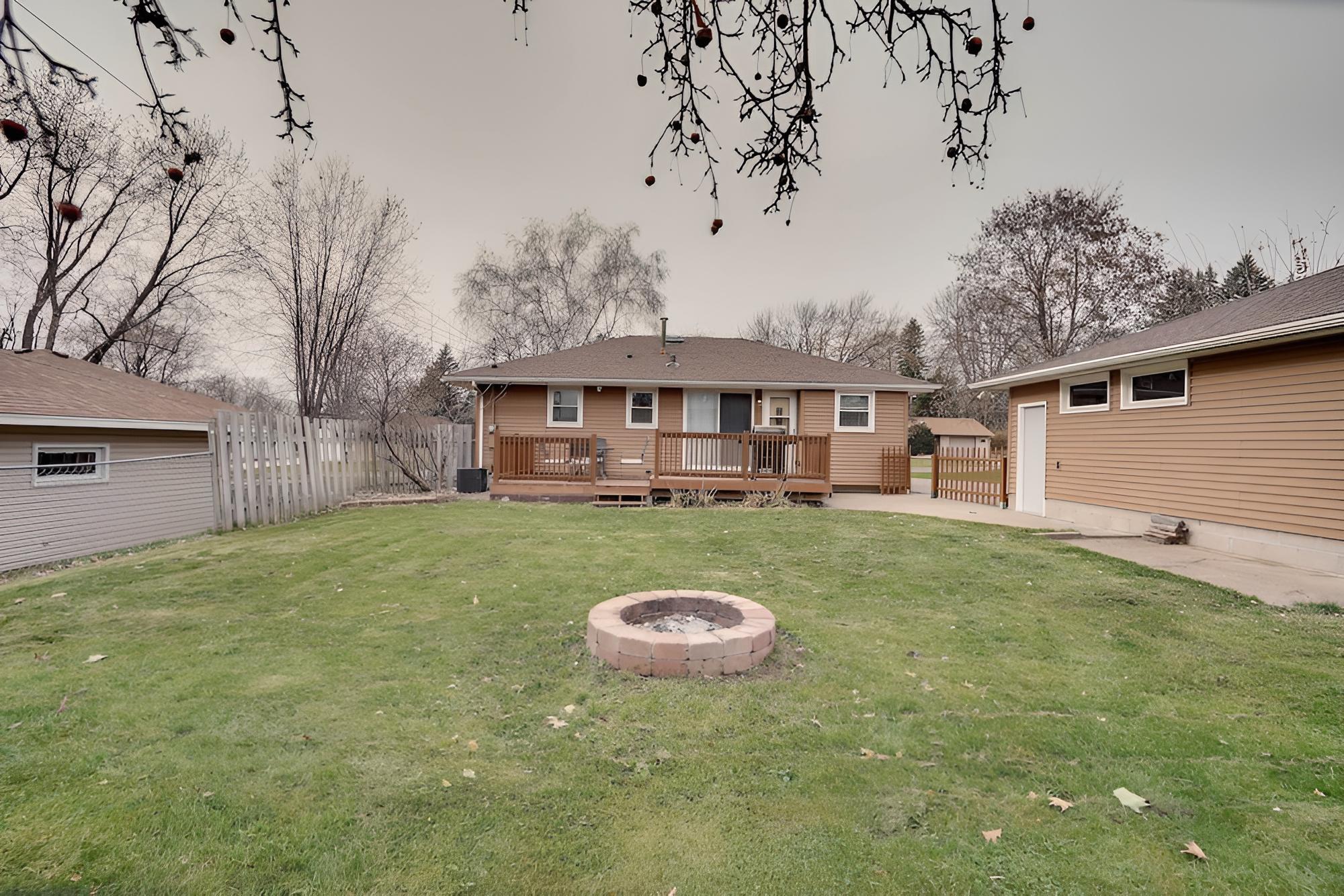 Oakdale Home w/ Deck - 7 Mi to Downtown St Paul! view 4