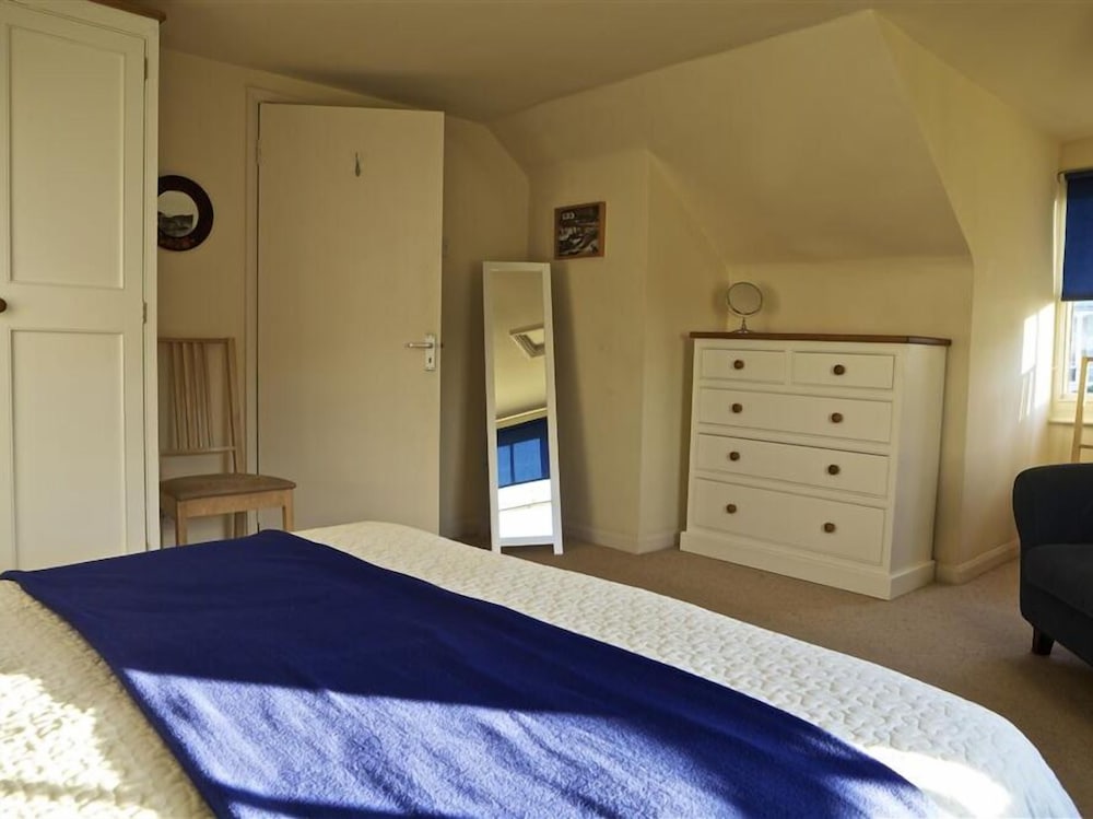 7 Glenthorne House view 2