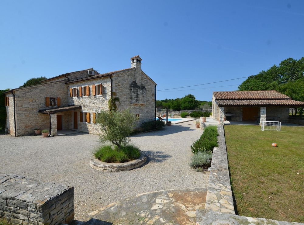 Majestic Rustical Kanfanar Villa With Pool