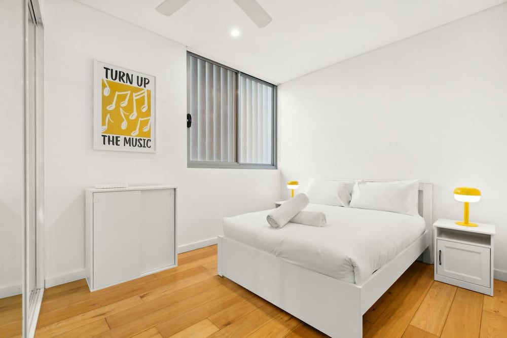 Central Luminous 2 Beds With Balcony Aircon