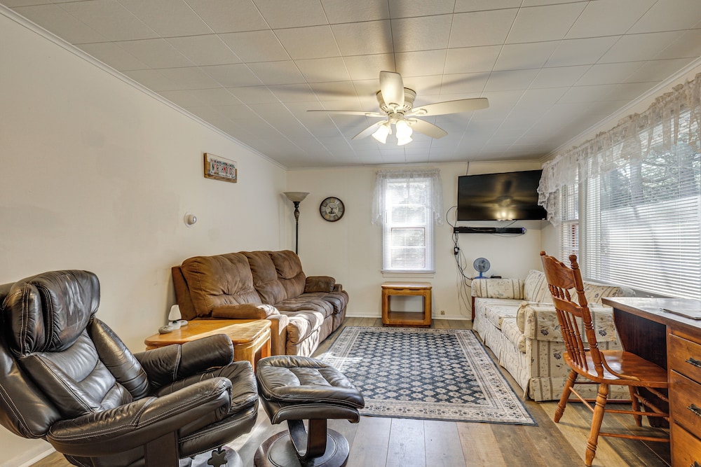 Year-round Chain of Lakes Retreat! Northwoods Home