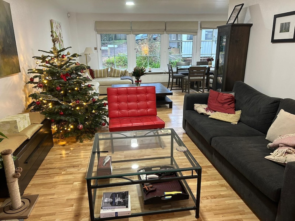 3 Bed House - Sleeps 5 - Sauna - Garden - Gym view 2