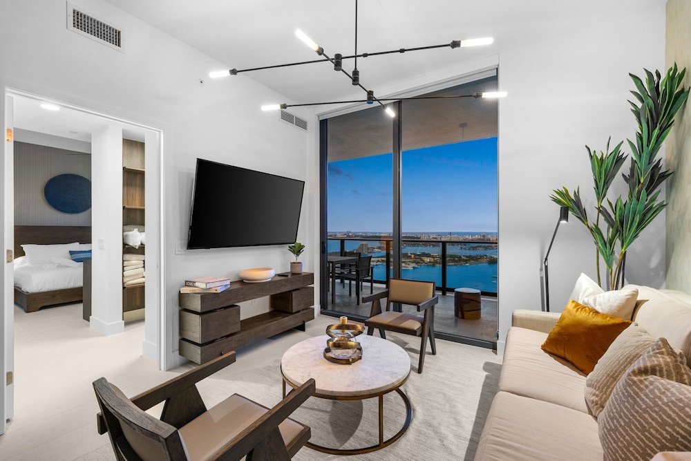 Lux Studio W City Views and Pool