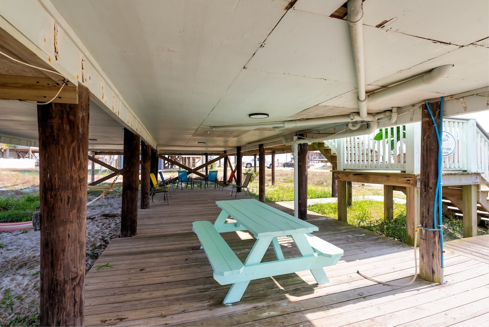 Seafari - Pet Friendly! Quiet Area Mere Feet To The Beach - Beach Side - No Busy Street To Cross! 2 Bedroom Home by RedAwning view 3
