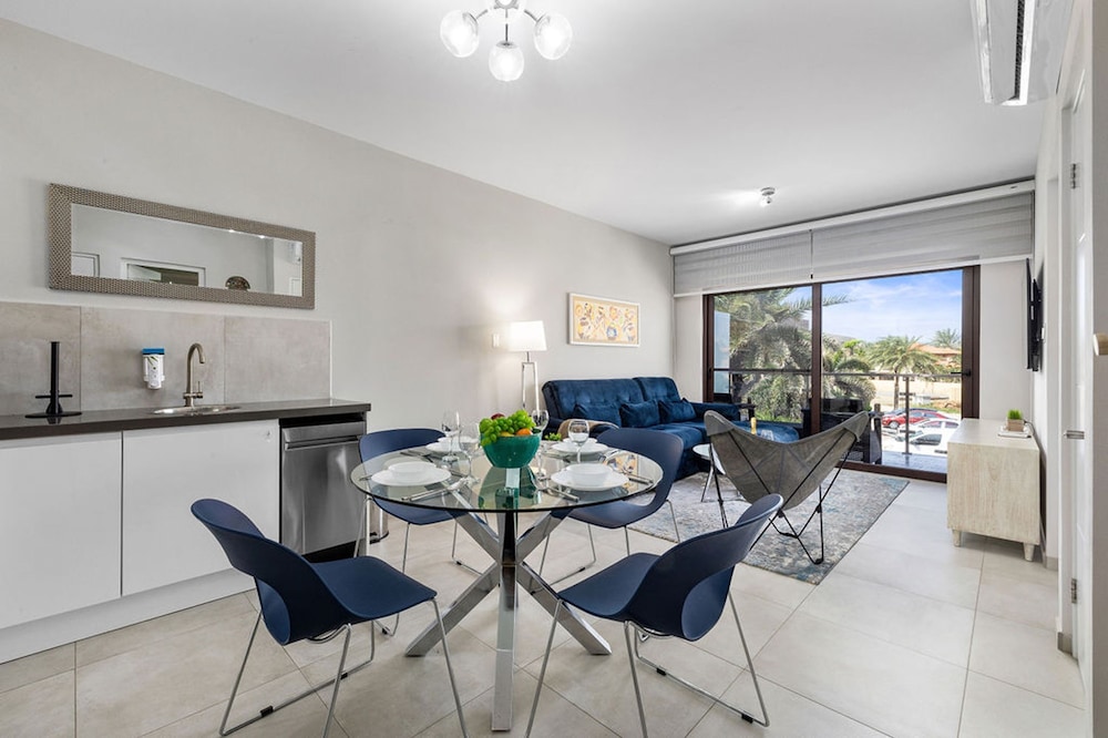 NEW Modern 1BR 1BA Gold Coast Pool GYM Tennis
