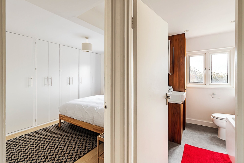 Airy Urban Retreat Near Little Venice view 4