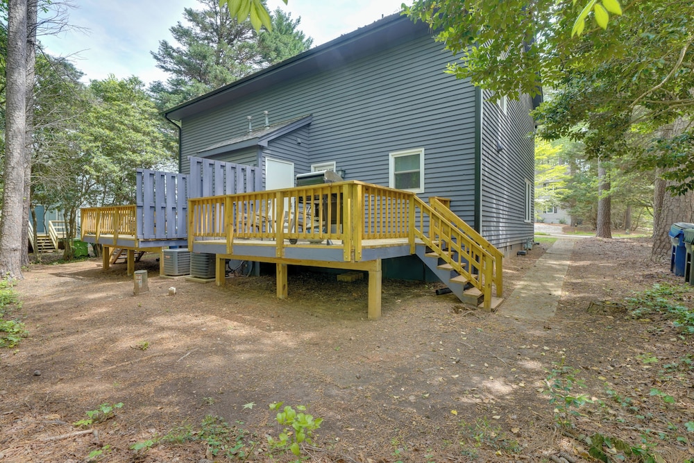 7 Mi to Dtwn Raleigh: Townhome w/ Deck!