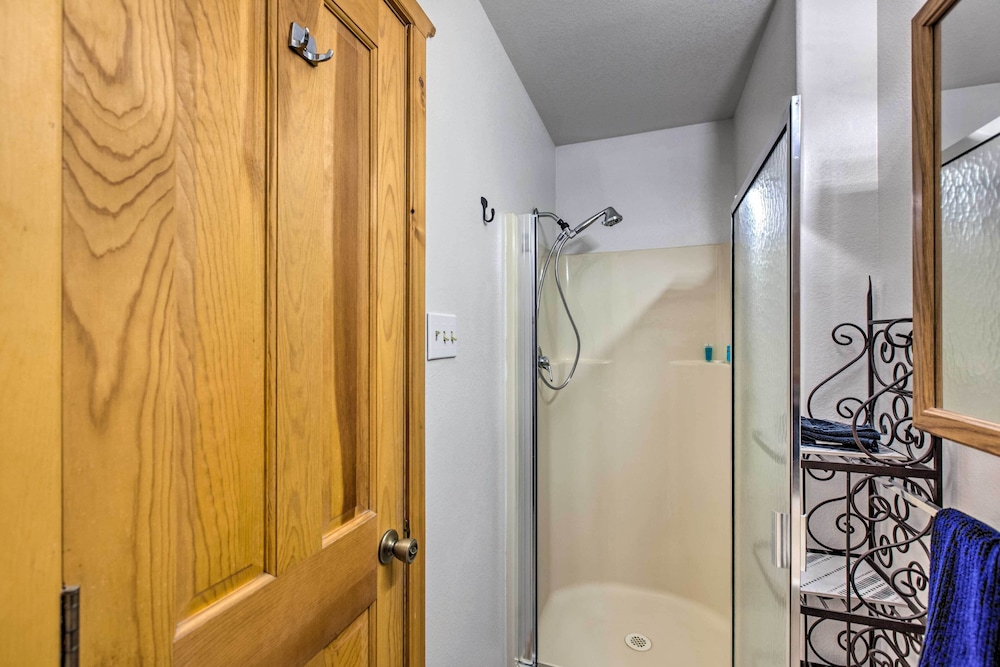 Cozy Red River Alpine Condo w/ Mountain Views view 2