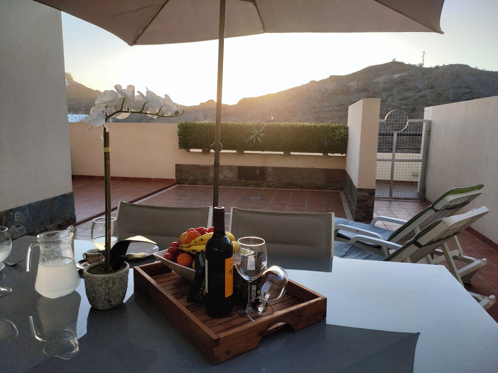 Comfortable Modern House With Jacuzzi, and Access to Swimming Pool