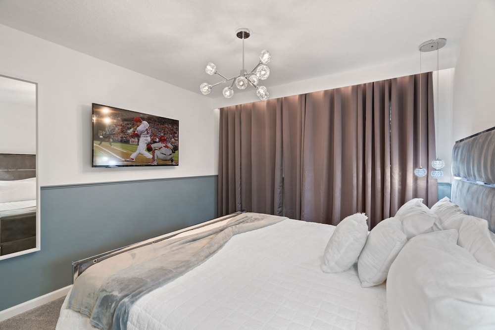 Chic 6 Bedroom Solara Home Pool and Themed Rooms