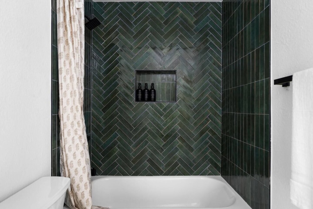 Fast Wifi Desks SoCo DT Zilker -Pet