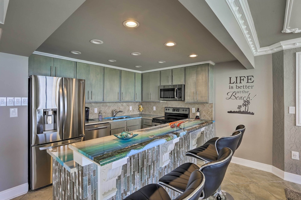 Panama City Beach Condo w/ Balcony & Ocean Views