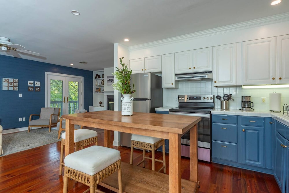 Riverfront Sanctuary Your Mountain Getaway