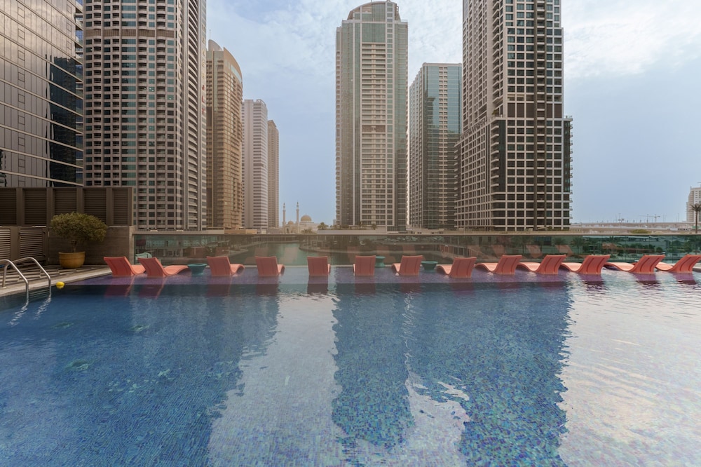 Modern Living w Premium Amenities Close to Marina