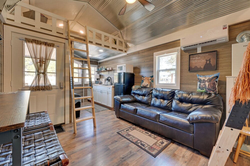 Cabin w/ Trail & Pond Access in Steamboat Rock!