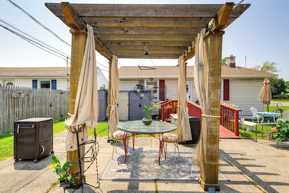 2 Mi to Walden Galleria: Apartment w/ Patio