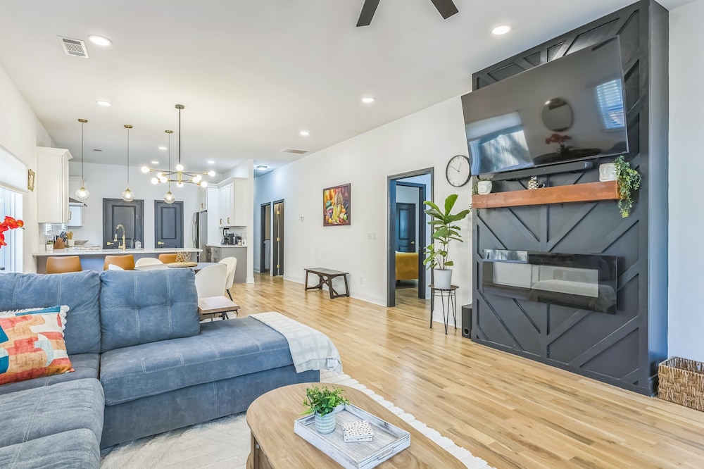 Stylish Bungalow Near Beltline & Breweries 4 Bedroom Bungalow