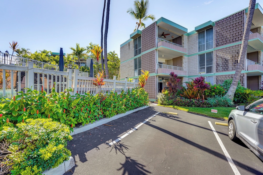 Hotel Newly Remodeled Kailua-kona Condo w/ Pool Access - Image 1