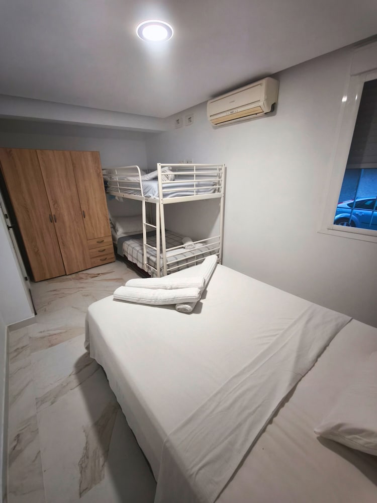 Airbhouse Prívate Rooms & Triana