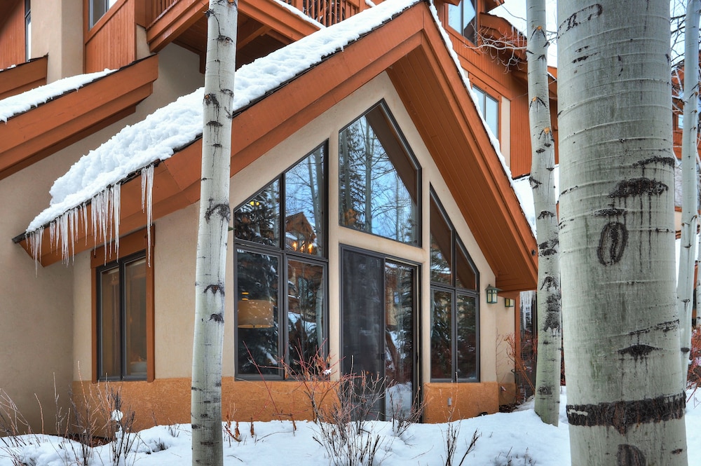 High Ceilings, Natural Light- 3 Bedroom Arrowhead Ge Condo by RedAwning view 4